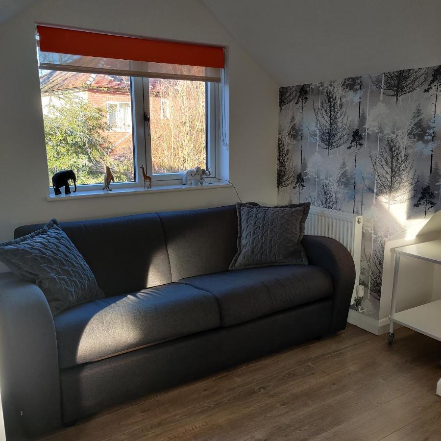 Delightful & Picturesque Modern Detached Apartment, Next To Chester Zoo, Near Park And Ride To City Centre Eksteriør bilde