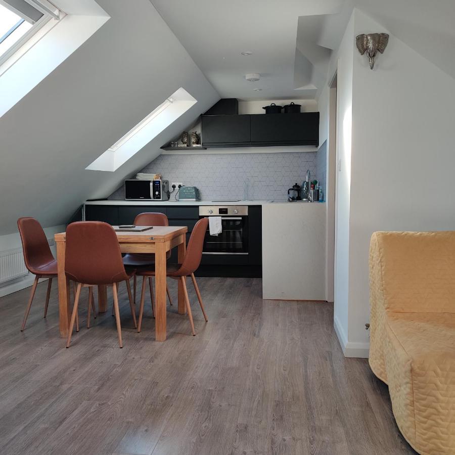 Delightful & Picturesque Modern Detached Apartment, Next To Chester Zoo, Near Park And Ride To City Centre Eksteriør bilde
